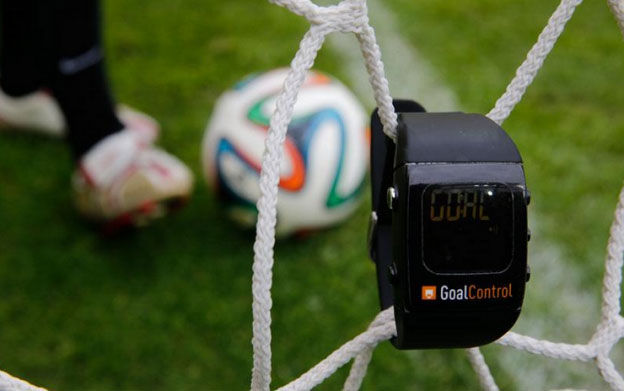 世界杯历史性一刻!裁判调监控录像改判点球