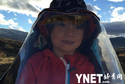 7岁男孩对阳光过敏 每次只能在日落后出门活动