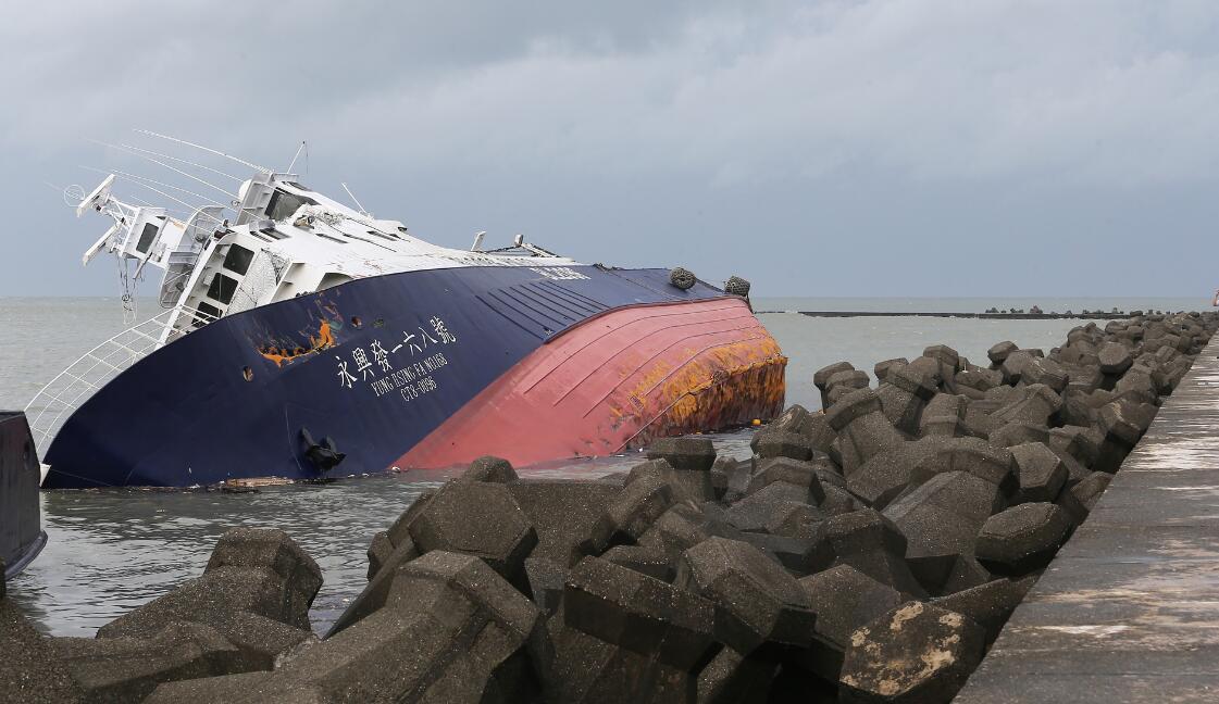 台风"莫兰蒂"重创台湾 远洋渔船被掀翻