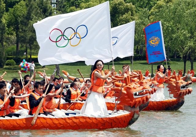 这些习俗主要有:女儿回娘家,挂钟馗像,迎鬼船,躲午