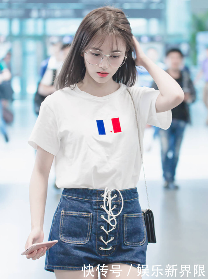 同穿前面绑带奇葩短裤,鞠婧祎有少女感,大7岁