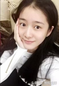 张雪迎在跟妈妈去看姐姐张雪咪演戏时被刘晓庆