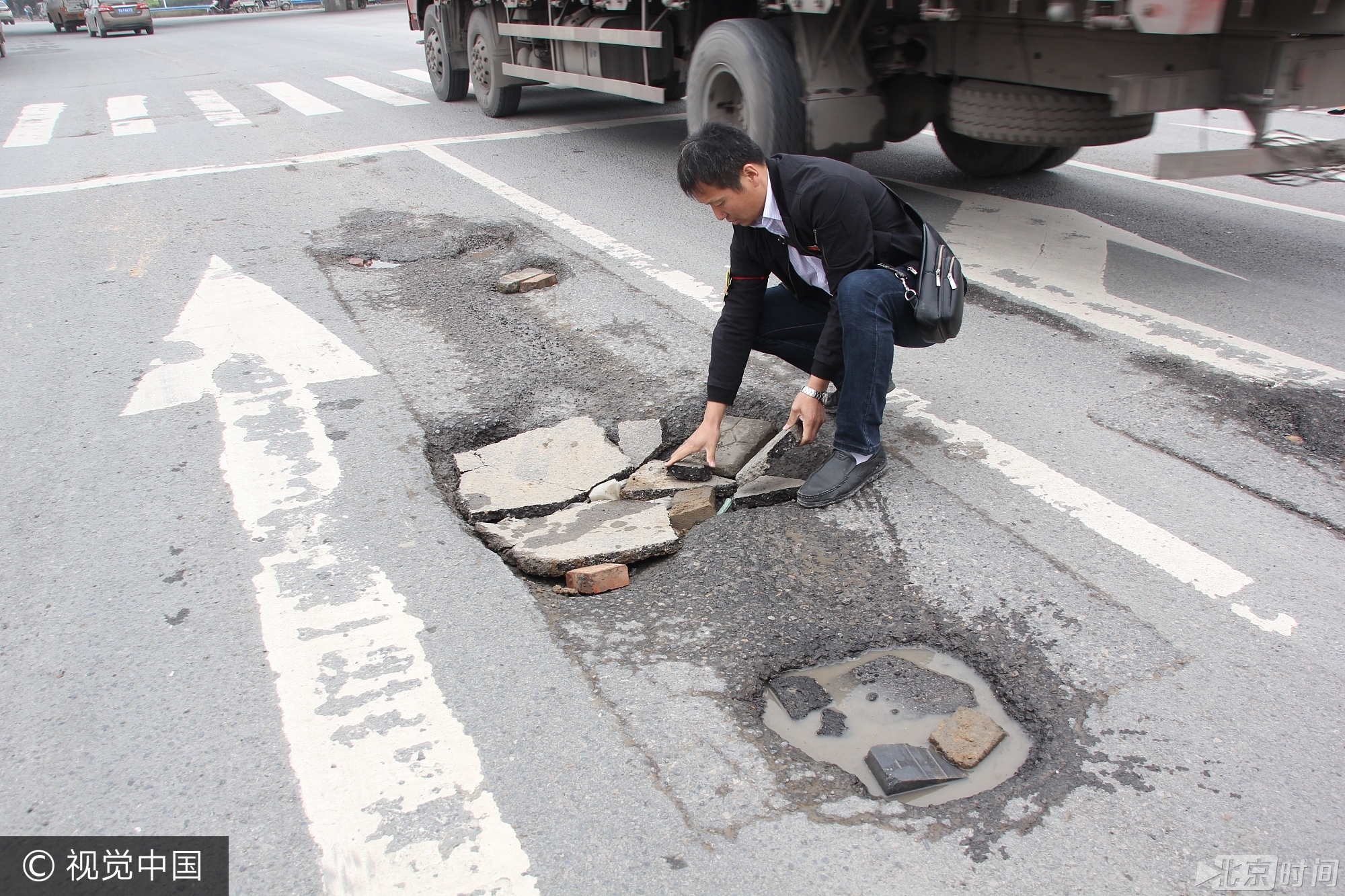 记者跟随他一起跑了一趟公交车，路上任聪强说，这些坑都是昨天才填上的，填平之后，公交车通过的时候比较顺畅，乘客的乘坐感受也比较舒服。