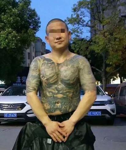 昆山反杀案:骑车男一直握着刀 警察来了才松