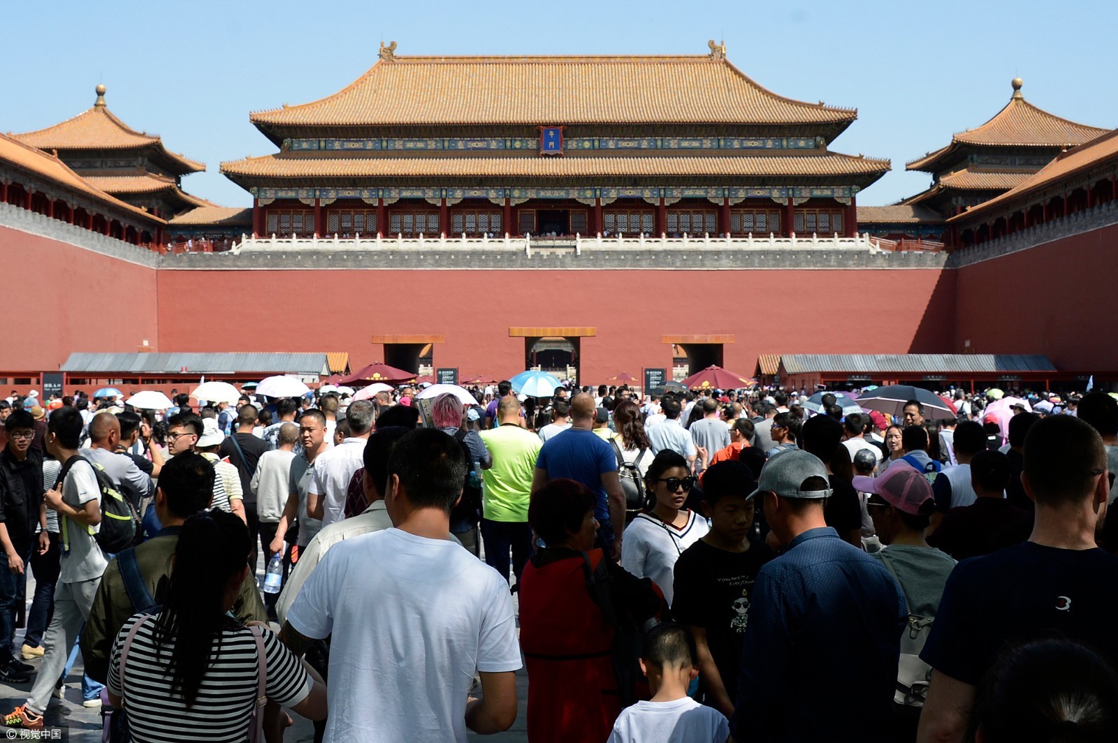 五一小长假首日 全国景区开启“人海”模式