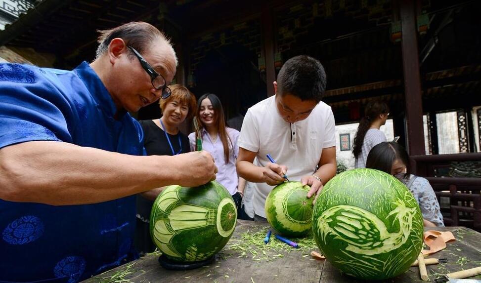 2016年9月23日，浙江省平湖市的西瓜灯雕刻艺人在西瓜上作画，报本塔、李叔同纪念馆、东湖水等画面栩栩如生地呈现在西瓜上。