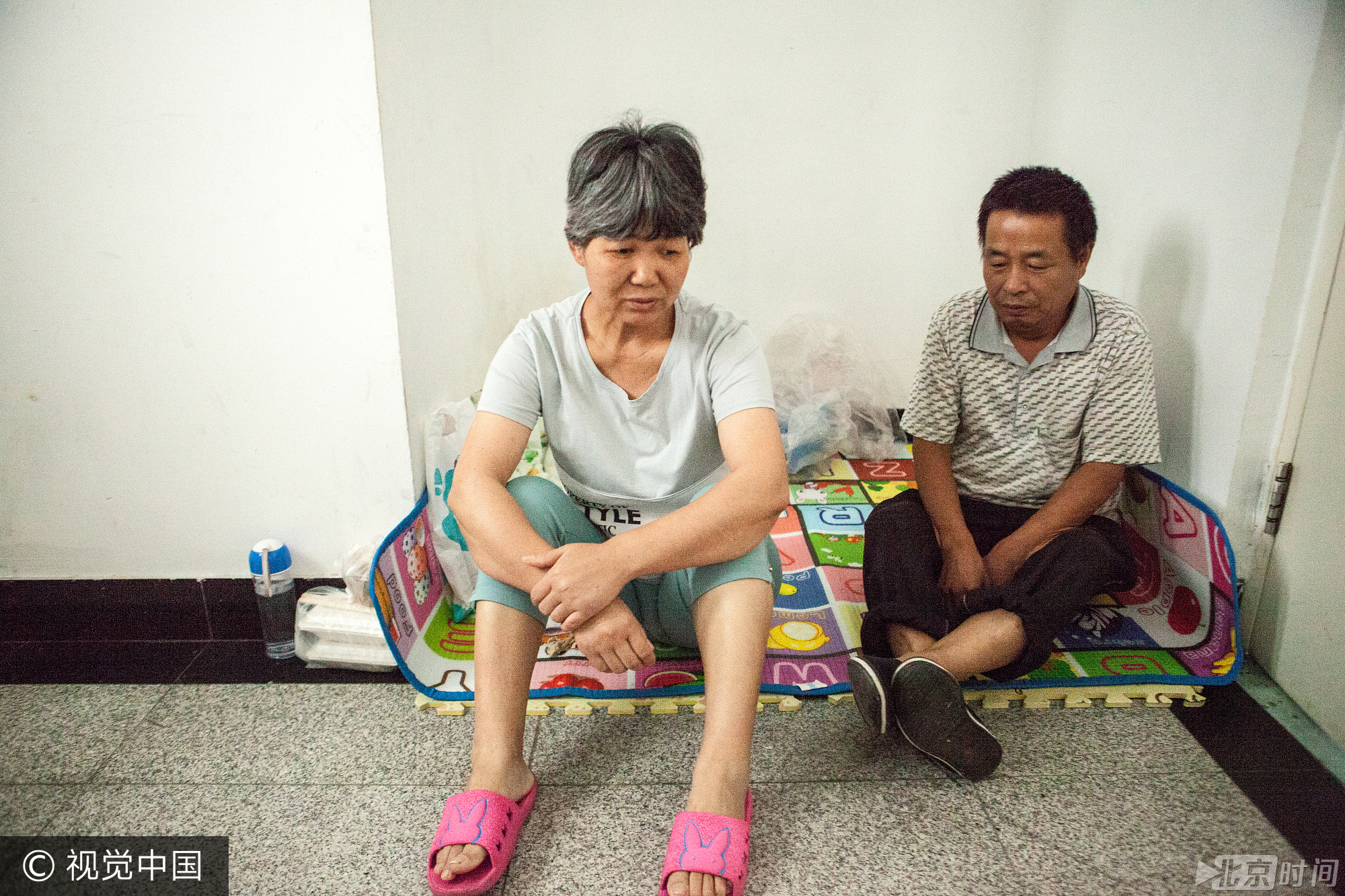 小梦涵先后做了两次手术，花光了所有的积蓄，该借的都借了，爷爷奶奶本以为小梦涵的病情会慢慢地好转起来，没有想到病情如此重。医生说：孩子需要顺利渡过这次关口、后期治疗跟上的话，才可能有希望。