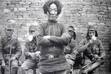 那个年代，硝烟扫荡着大地。24岁抗战女战士成本华，1938年4月被日军抓获后，受尽各种折磨，当知道日军要杀害她时，毫不畏惧，双手交叉抱在胸前，轻蔑地微笑着，记者拍下了这张照片。