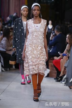 过目难忘的少女--MiuMiu2018春夏高级成衣系列