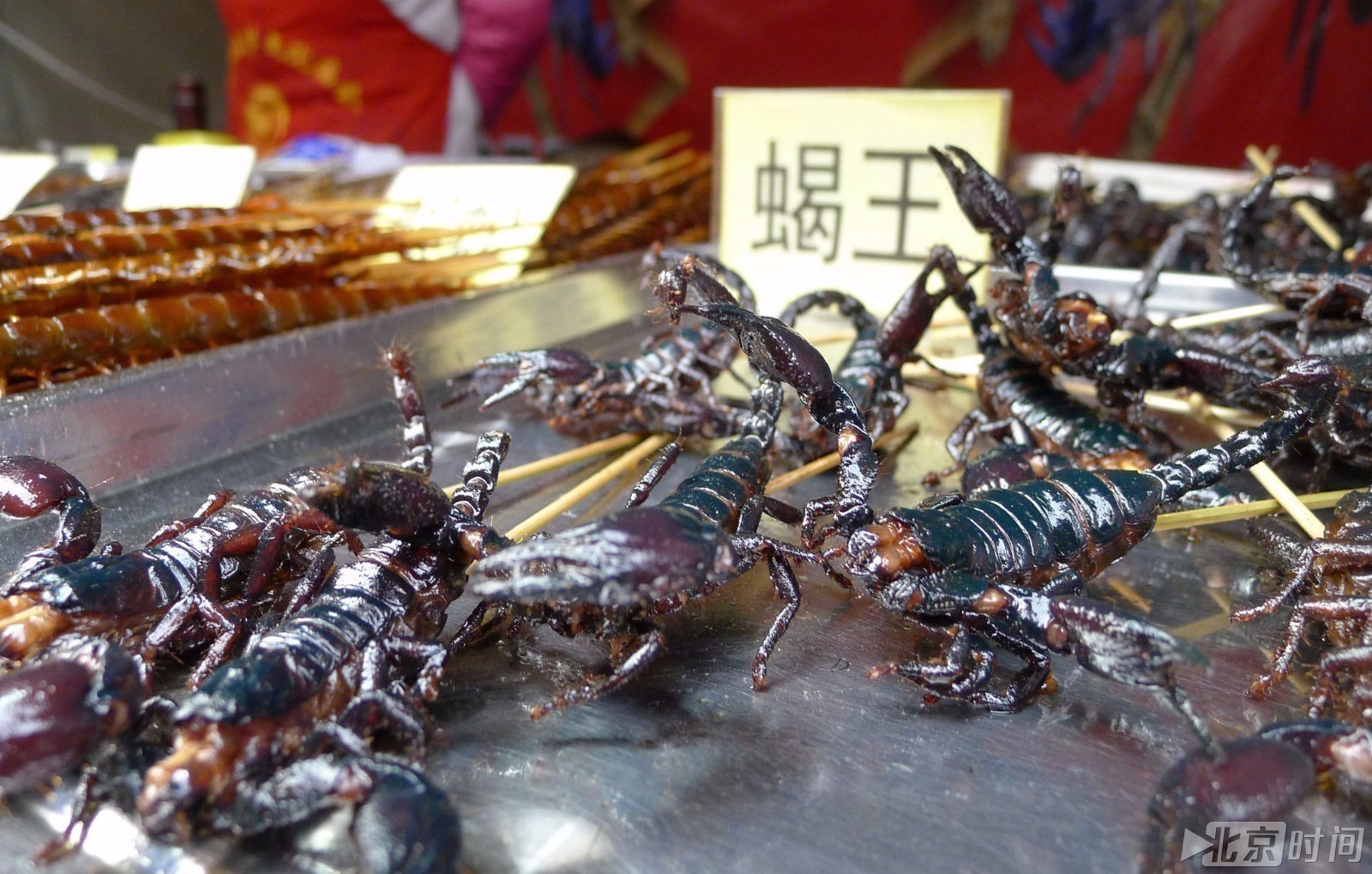 青岛现昆虫宴 蜘蛛蜈蚣蝎子等被油炸 青岛现昆虫宴 蜘蛛蜈蚣蝎子等被油炸