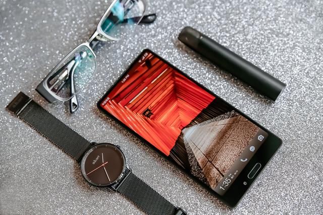 千元机用出幸福感,老罗的坚果3漂亮得真不像实