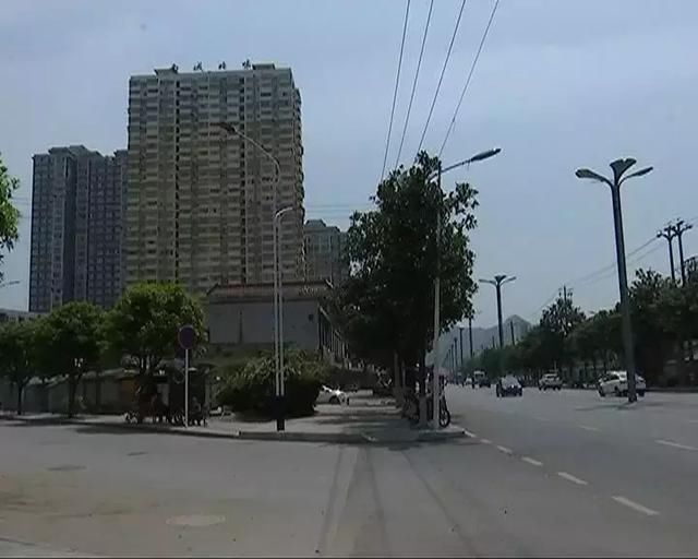 【违规掉头、横穿马路】都匀有条尴尬的双黄线