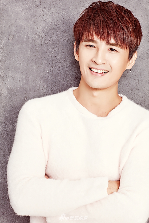 至上励合张远晒家人近照 网友称赞弟弟颜值高