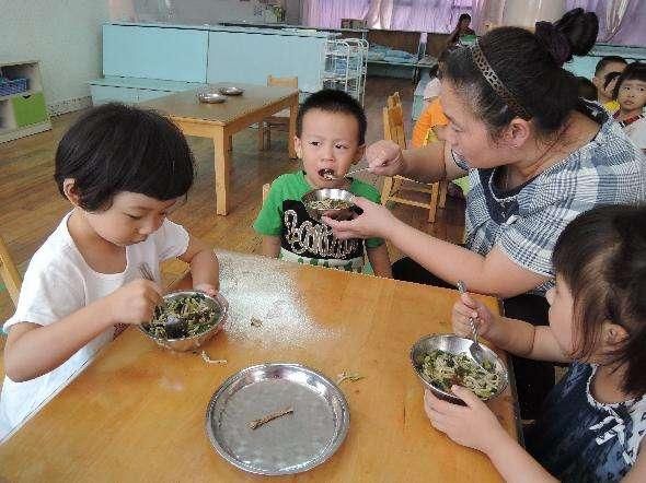 幼儿园学费那么贵?午餐只给我娃两根香肠粉丝