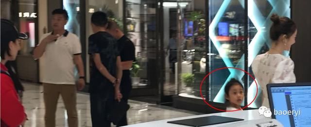 李小璐着超短裤高跟鞋精心带甜馨打扮逛商场,