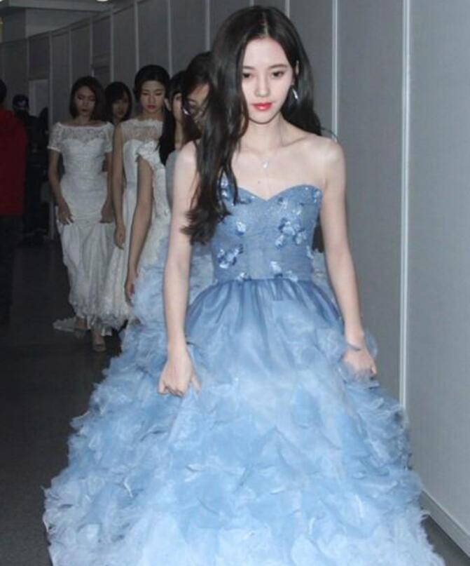 “4000年一遇美女”鞠婧祎仙气逼人工作人员偷瞄