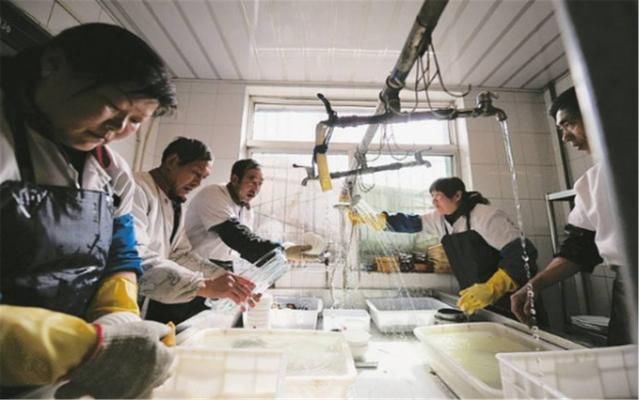 香港的洗碗工月薪都一万多,90后的你们工资又