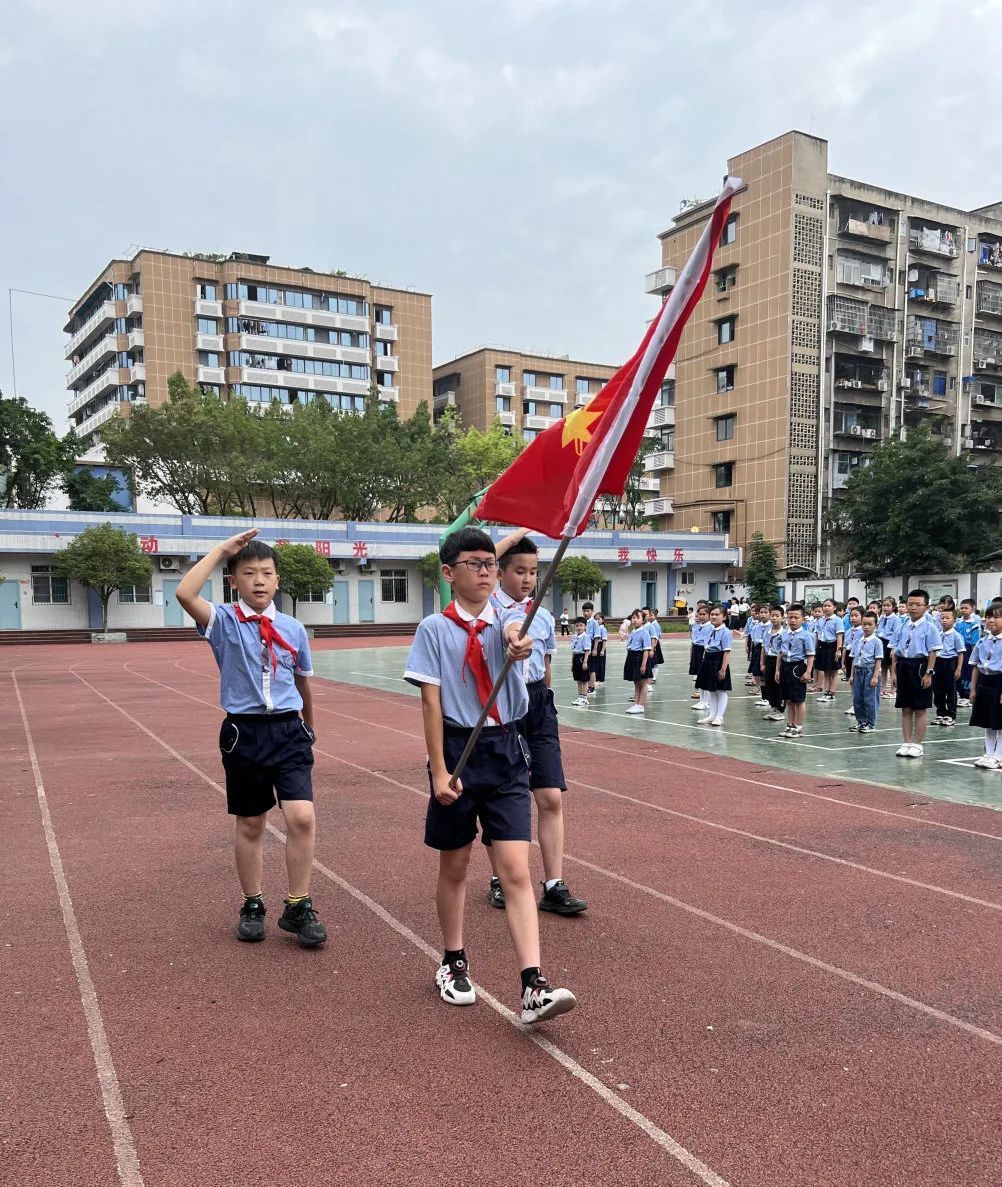 南充市西河路小学举行2022年庆六一暨少先队入队仪式