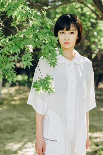 组图:《心理罪》女警虞朗戏外短发清爽白裙飘飘