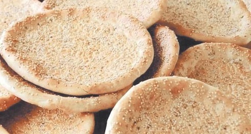 胡饼,即烧饼,炉饼,为西域各国日常食品,是典型的胡食.