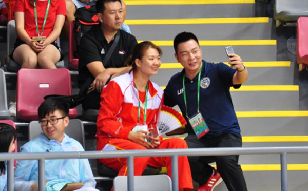 (杨方旭与球迷合影)