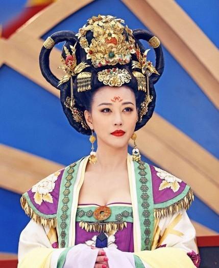 如今，已步入中年的周海媚却依然拥有25岁的身体和脸蛋。