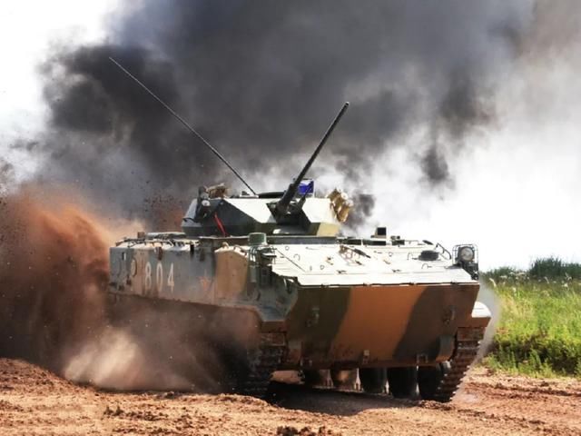 的主战武器ZBD-03空降战车,马力十足一小时狂