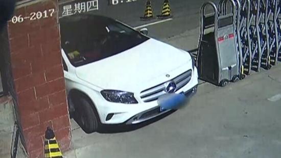 男子酒驾闯交警大院 把车停警用车位不断鸣笛