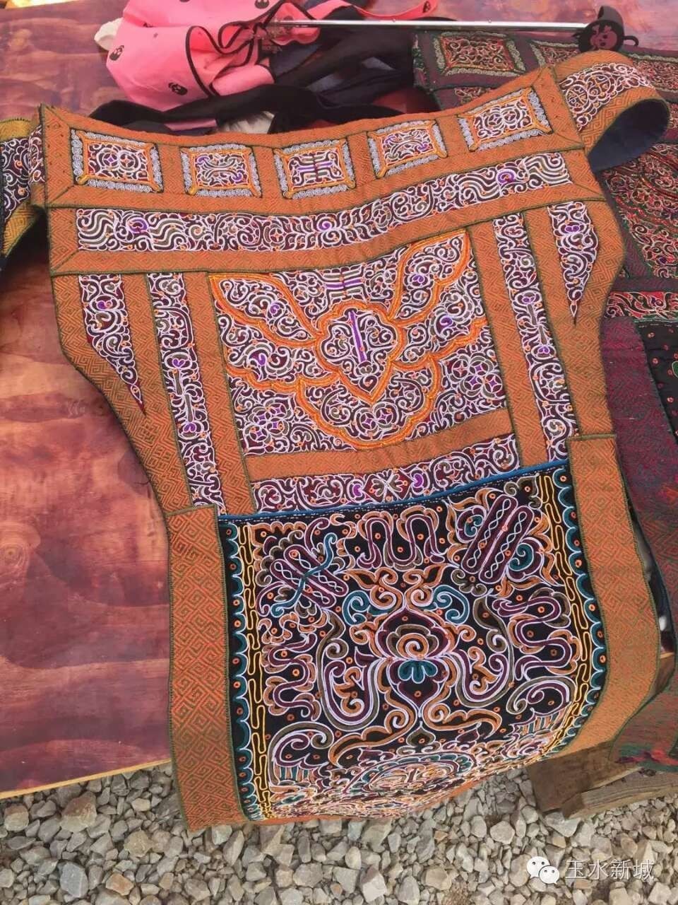 独山玉水温泉洗澡节,演绎水族异样风情