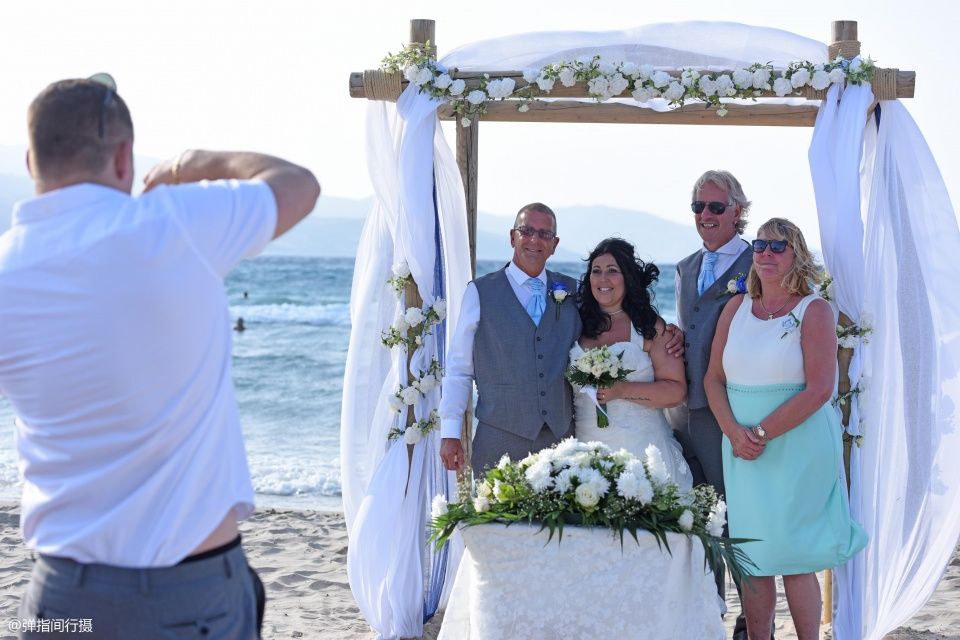 这个希腊爱情岛求婚很好使,英国大叔在度假中