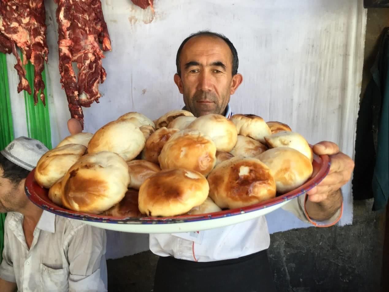 新疆烤包子走红网络,网友:无法接受,难道是用"烂肉"做成的?