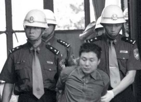 史上第一悍匪,五个女人为他卖命又卖身,八年杀