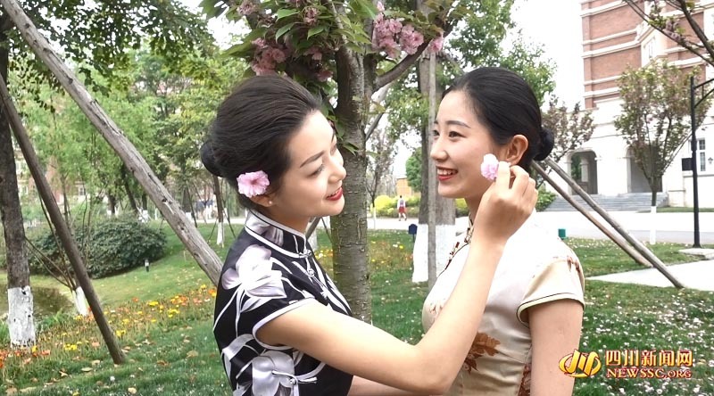 即将告别母校，走上空乘岗位，在礼仪展示结束以后，准空姐们也相约来到学校樱花树下拍照留念。优雅的她们俨然成为一道美丽的风景线。