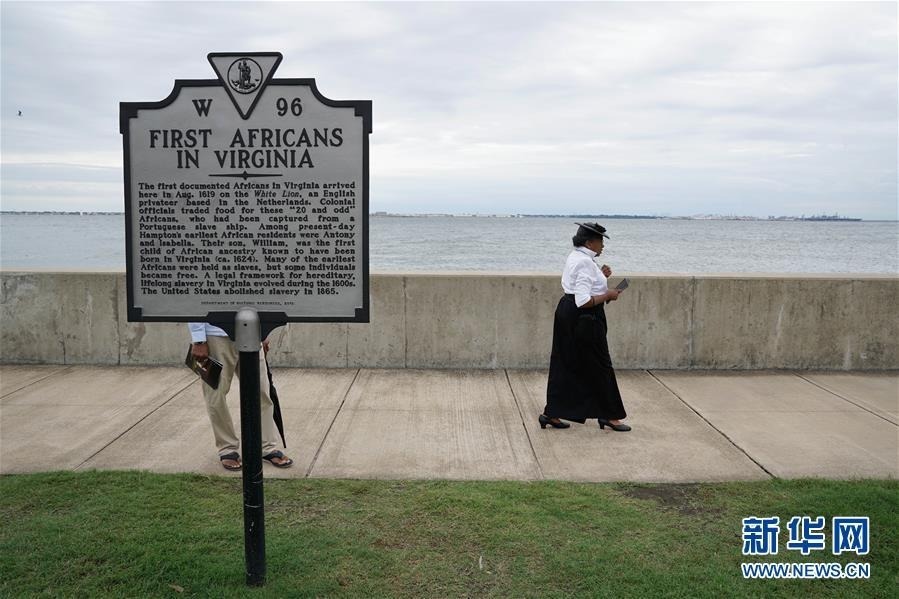 8月24日，美国弗吉尼亚州汉普顿，人们在海边参加仪式，纪念1619年第一批被奴役非洲人抵达英属北美。 在美国弗吉尼亚州东南小城汉普顿，有座门罗堡，旧称“舒适角”。400年前，第一批有记录的非洲奴隶在这里登上英属北美海岸，被视为美国奴隶制时代的开端。24日人们在海边举行仪式，纪念1619年第一批被奴役非洲人抵达英属北美。
