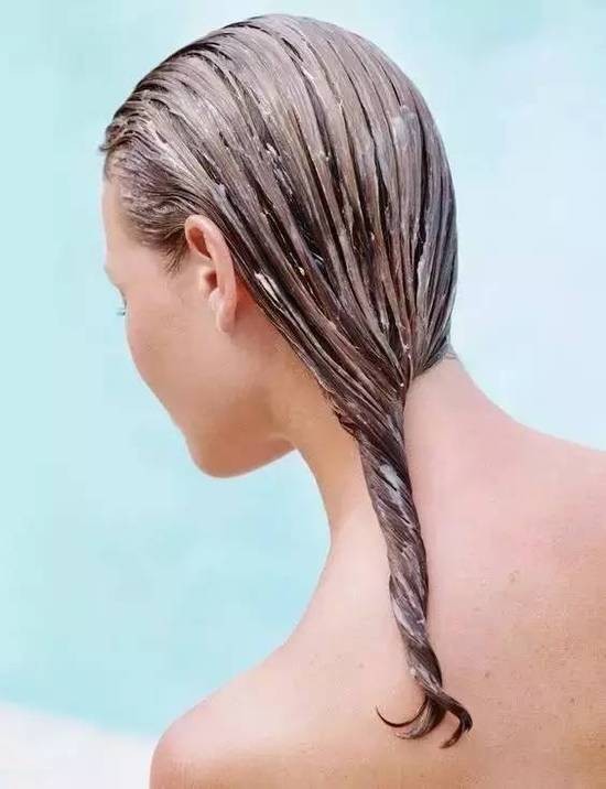 抹护发素时记得避开头皮,均匀涂抹在头发上.