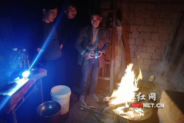 祁东县鸟江镇11户贫困户凌晨过火搬新居