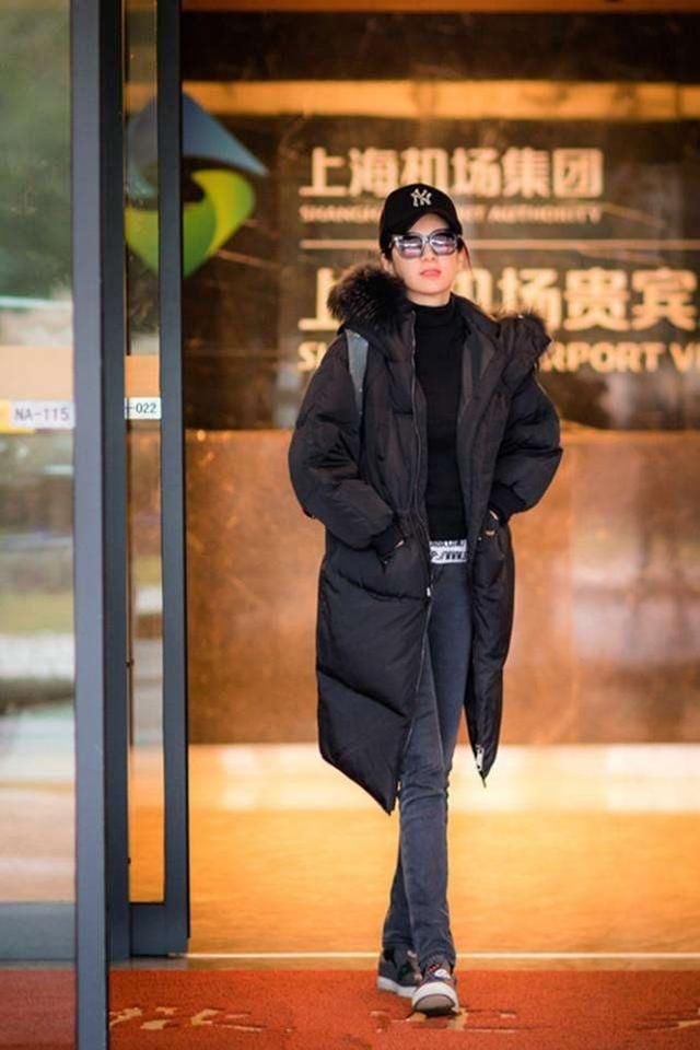 黄奕现身机场,扎马尾戴棒球帽似少女,网友:小燕