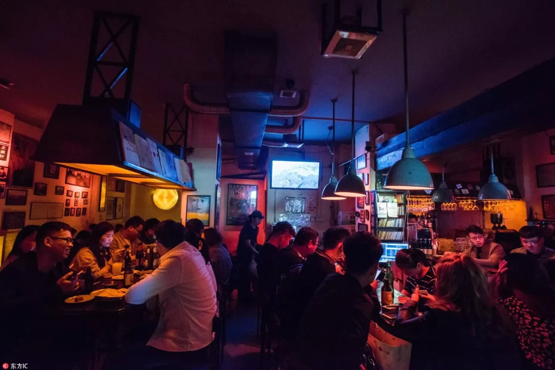 成都的某个小酒馆.