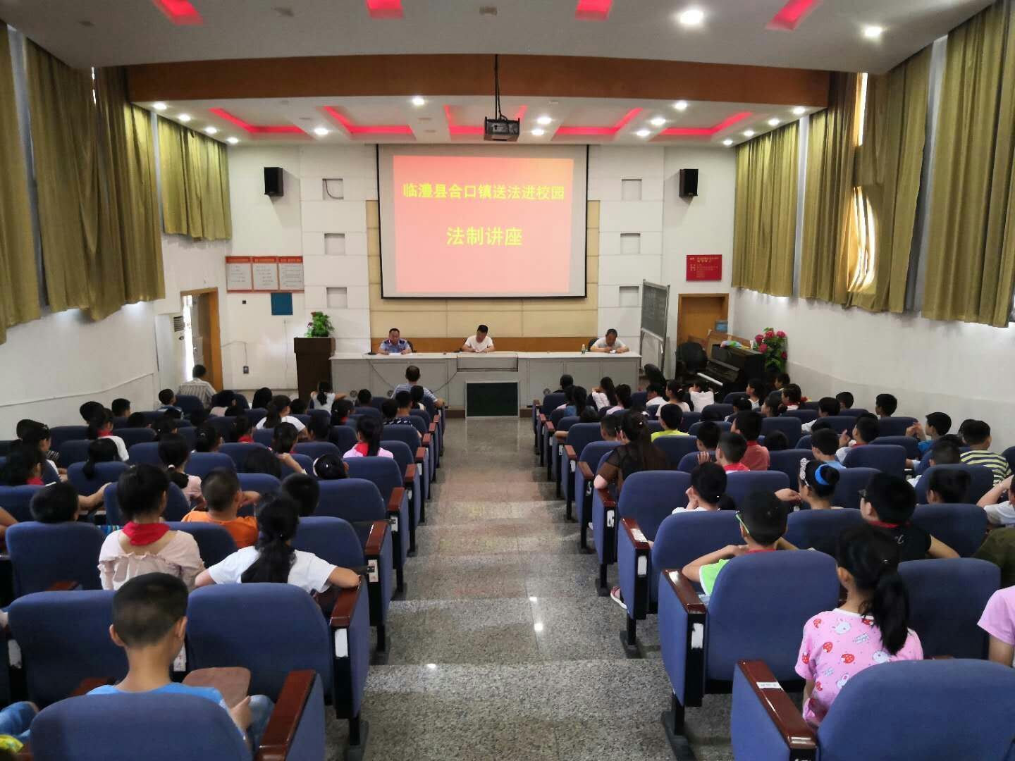 临澧县司法局开展法治宣传月活动