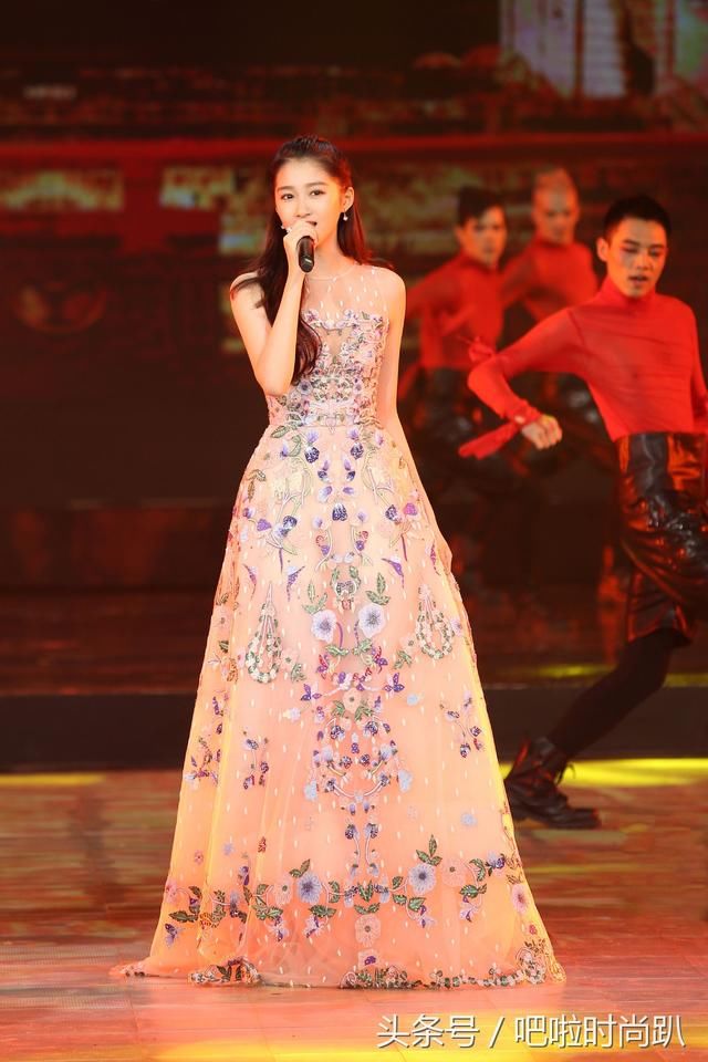 关晓彤穿了几十万大牌礼服却输给赵丽颖,新年