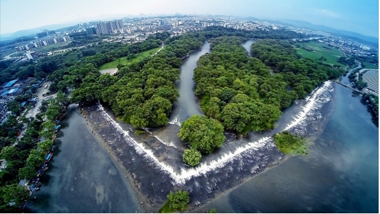 图为灵渠大小天平坝,也叫鱼鳞坝,砌成斜坡面,水流过成跳跃状.