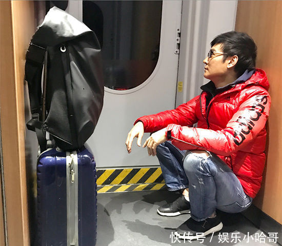 50岁焦恩俊,如今落魄坐火车买无座票,蹲在角落