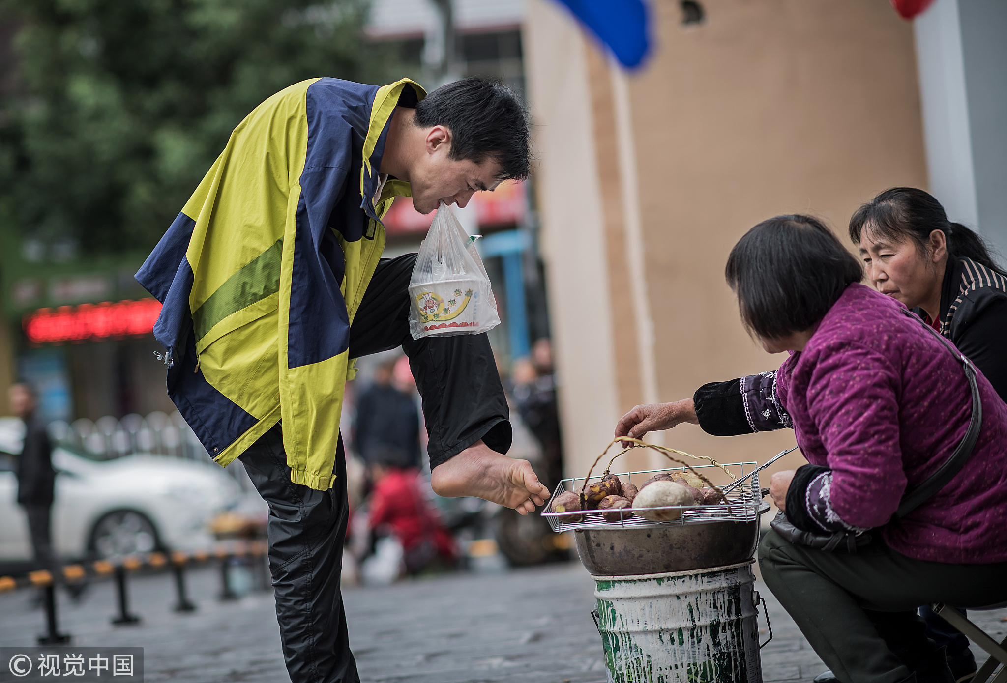 2018年10月20日，湖北恩施，陈兹方在街上为母亲买饭，总是有人对他嘘寒问暖，有的还送他东西。