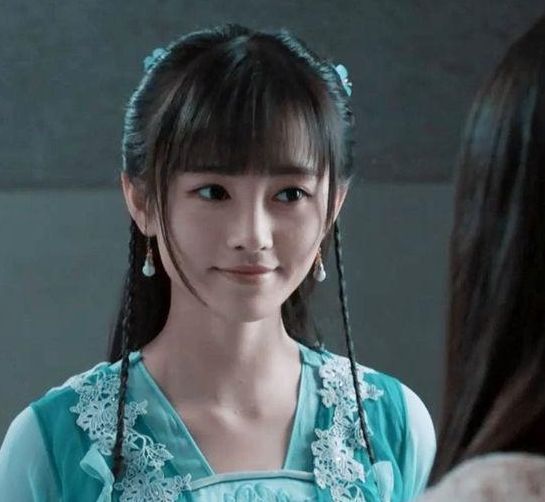 短裤内露安全裤,四千年美女清纯不在了?