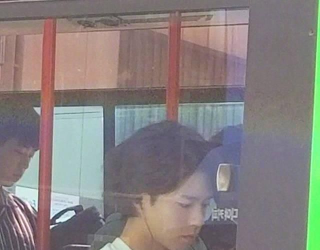 宋慧乔最新照片:宋慧乔朴宝剑拍新剧 穿格子衬