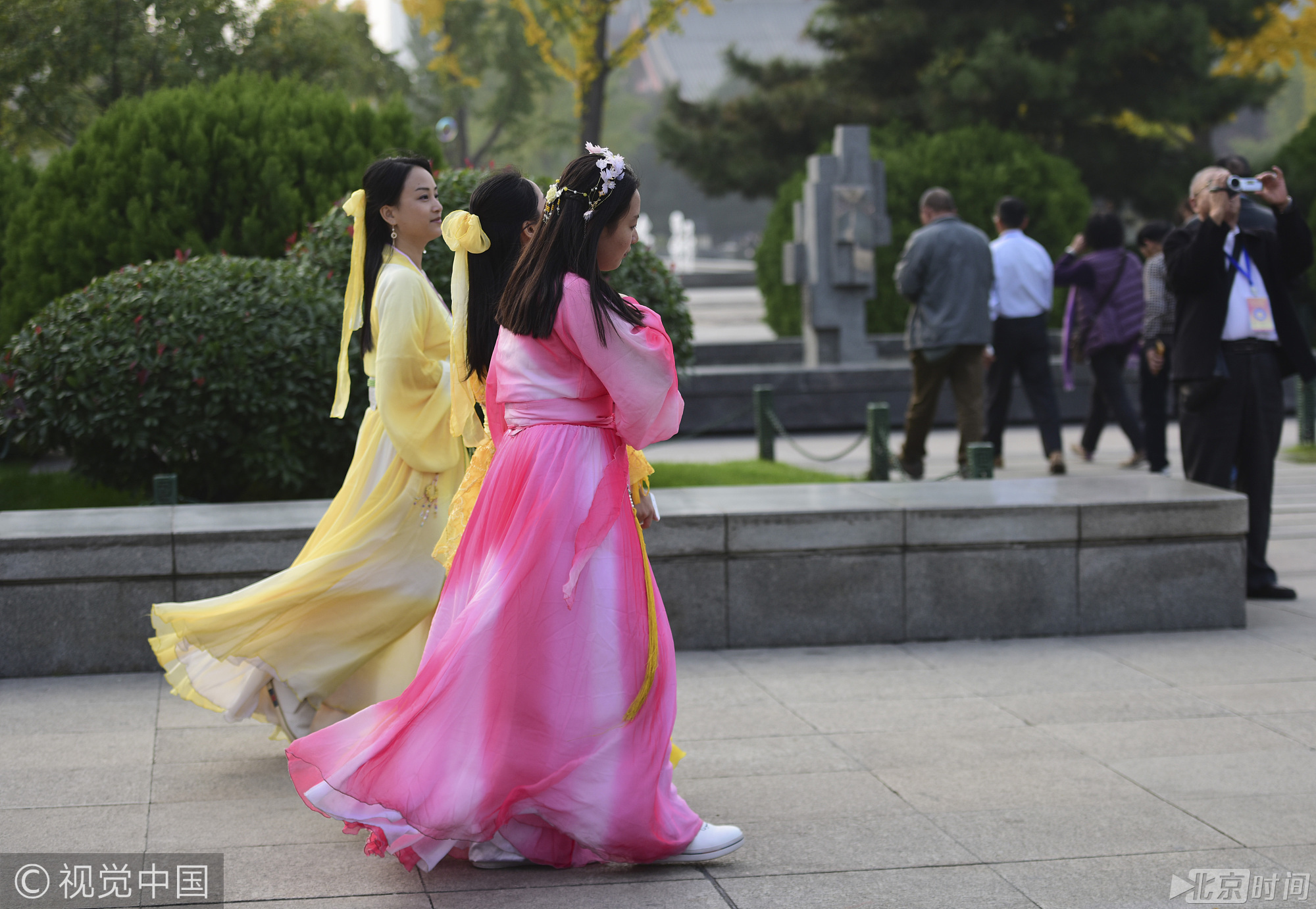 2017年10月23日，在西安市大雁塔广场，3名来自福建厦门的女孩身着靓丽的古装逛街，无惧路人目光。