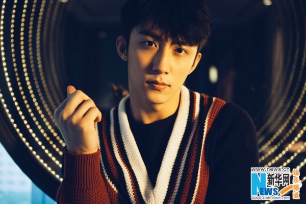 黄景瑜写真曝光 时尚风格切换自如今