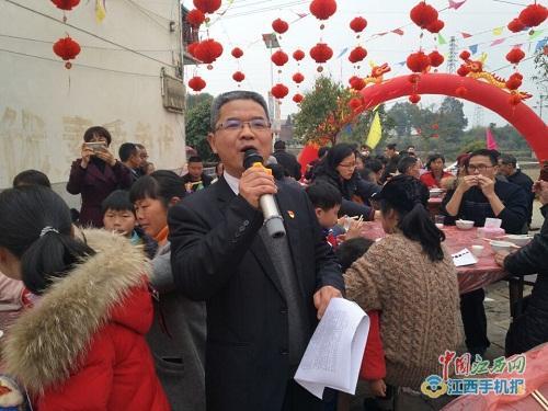 江西萍乡：村民集体过大年 喜谈中央一号文件爱民惠民