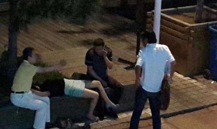 醉酒女子路边遭三陌生男性侵 路人经过看热闹