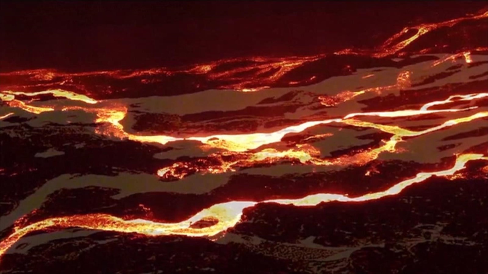 岩浆灼目 西班牙拉帕尔马火山吸引游客